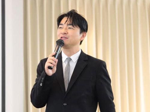 あいさつする山野幹夫社長